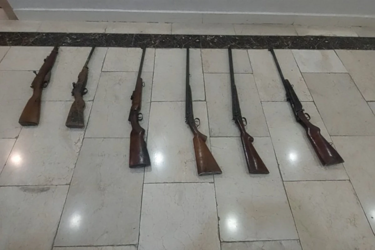 Qazaxda vətəndaşlar qanunsuz saxlanılan ov silahlarını polisə könüllü təhvil verib - FOTO