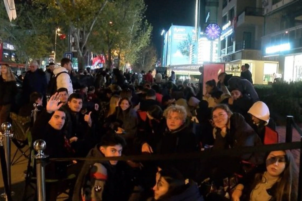 Yüzlərlə adam yeni açılacaq mağazanın önündə gecədən növbəyə düzüldü - FOTO