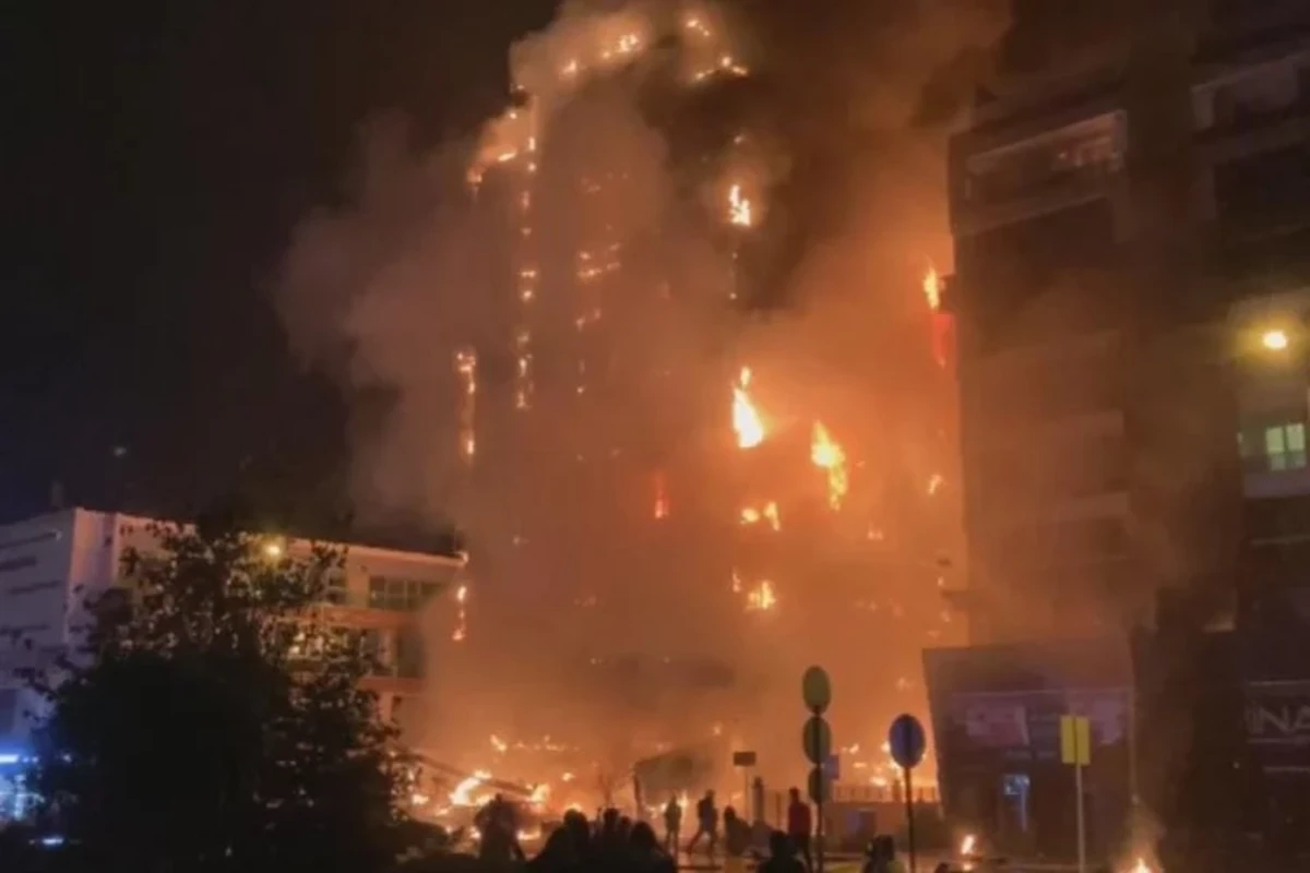 Türkiyədə 10 mərtəbəli ticarət mərkəzi kül oldu – VİDEO