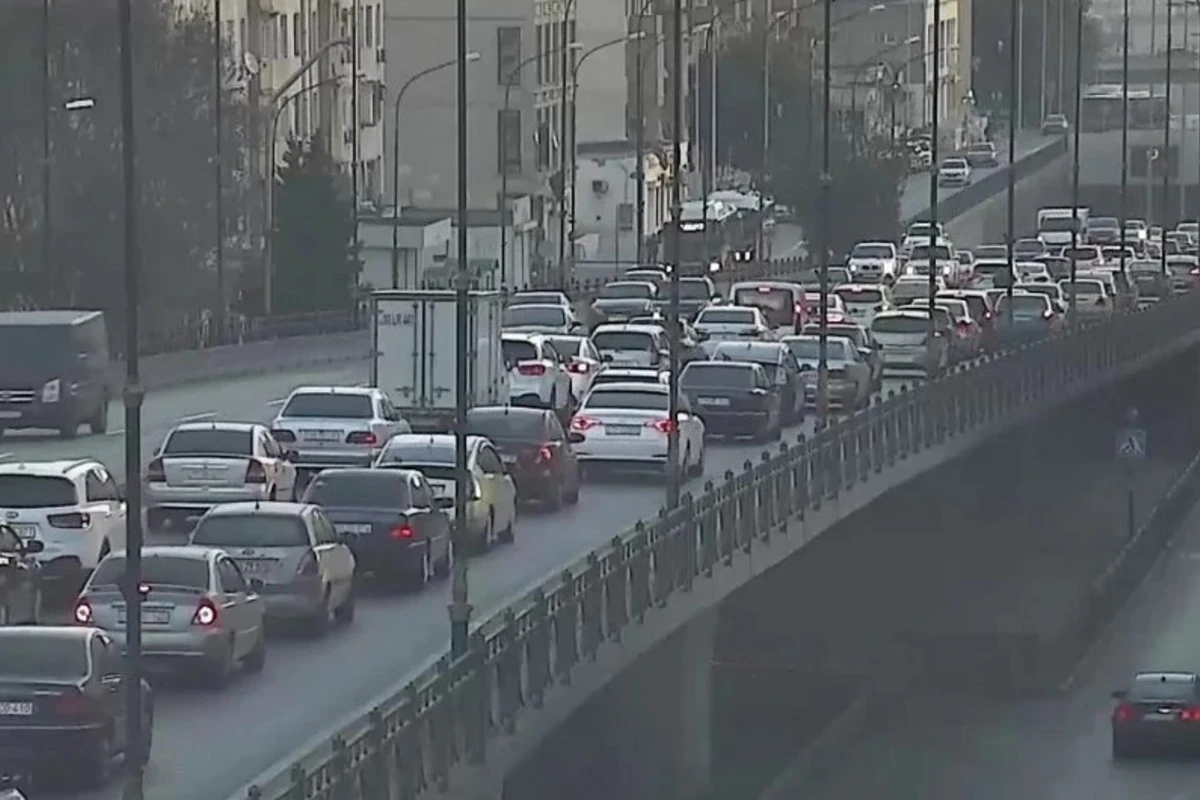 На ряде улиц и проспектов Баку наблюдаются пробки - СПИСОК
