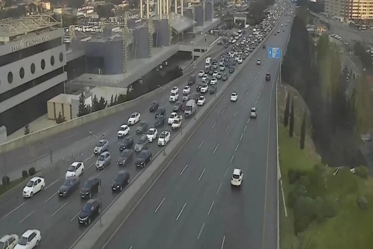 Bakının bir sıra yollarında tıxac yaranıb - SİYAHI Bakının bir sıra yollarında tıxac yaranıb - SİYAHI
