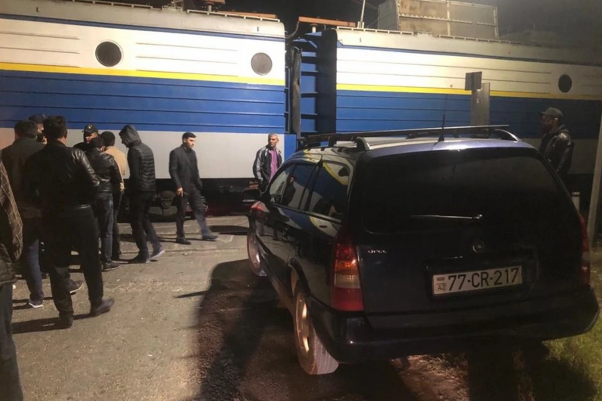 Azərbaycanda elektrovoz avtomobillə toqquşub