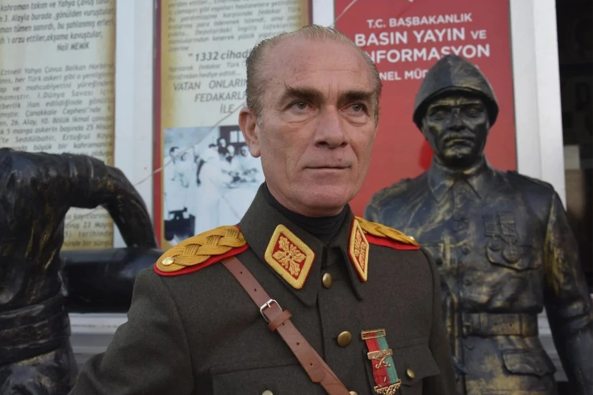 Atatürkə oxşayan şəxsin 1 saata qazandığı pul DODAQ UÇUQLATDI - FOTO