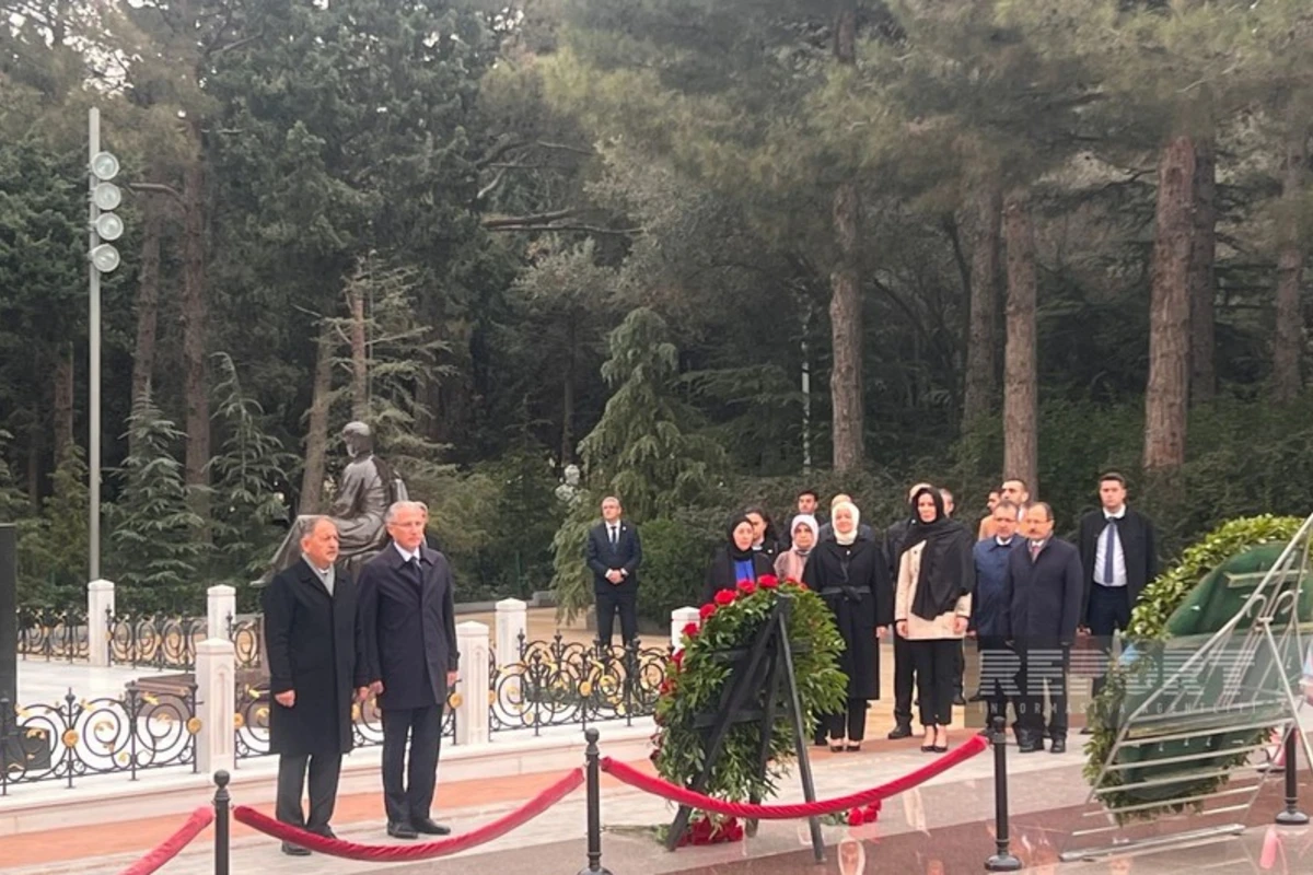 Türkiyəli nazir Fəxri xiyabanı ziyarət edib - FOTO