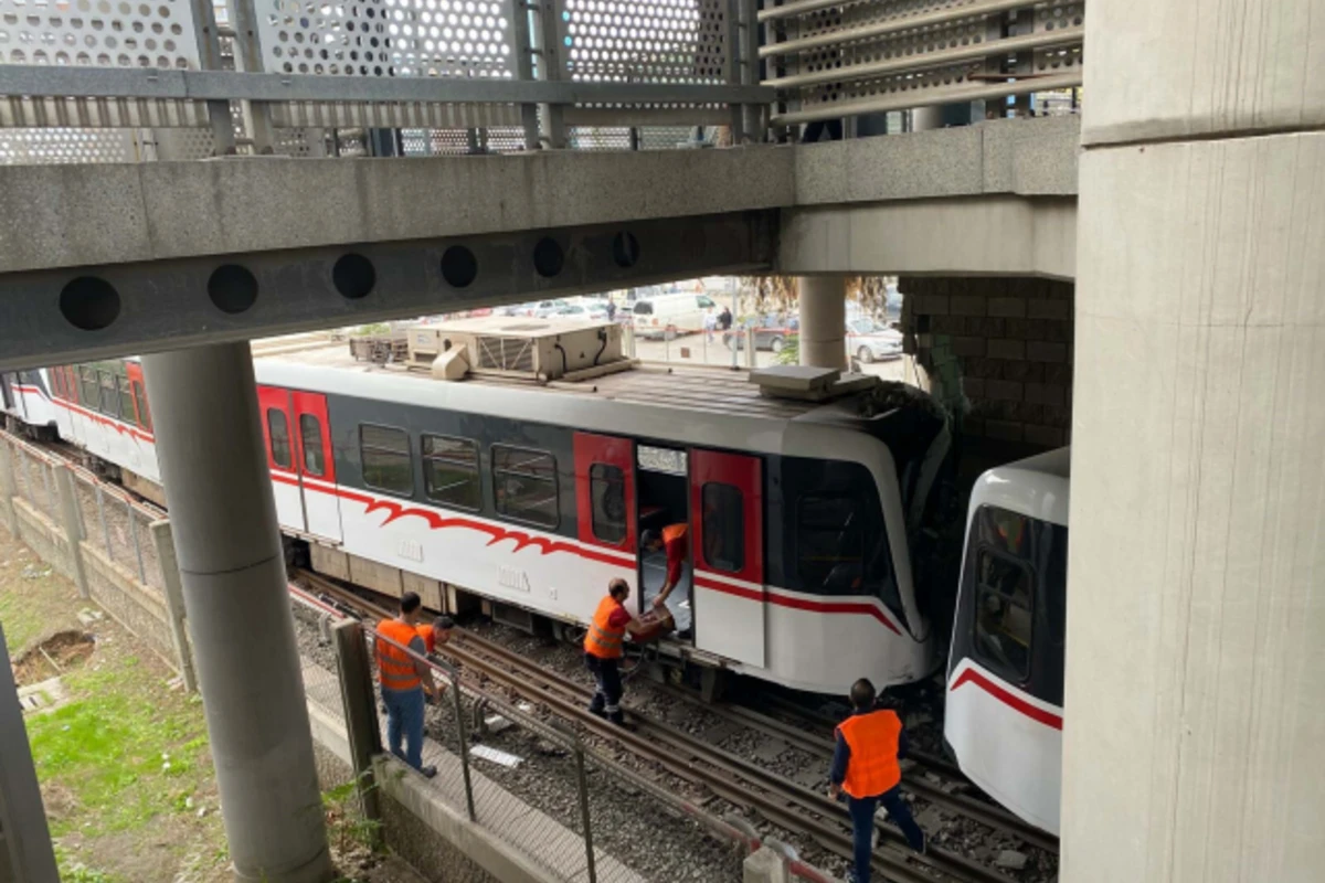 Türkiyədə metro reysdən çıxıb platformanın divarına çırpıldı - FOTO/VİDEO