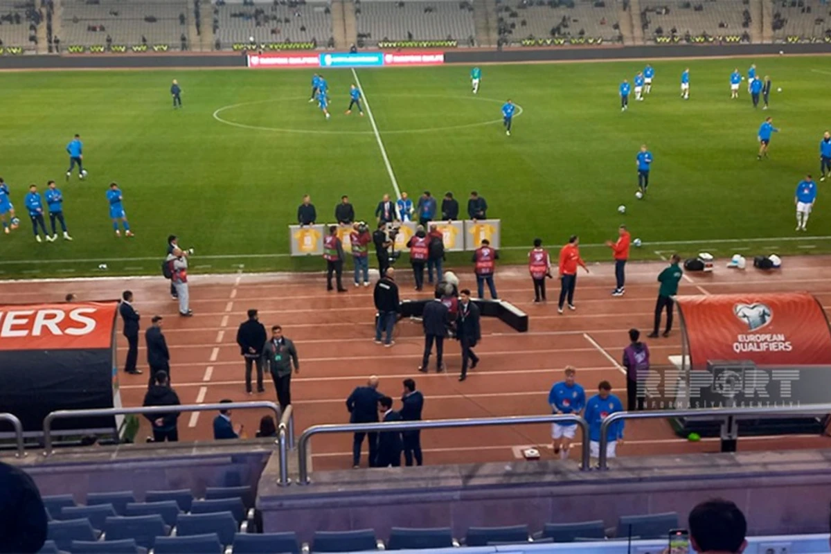 İsveçlə oyundan əvvəl Azərbaycan millisinin sabiq futbolçularına təşəkkür plaketi təqdim olunub