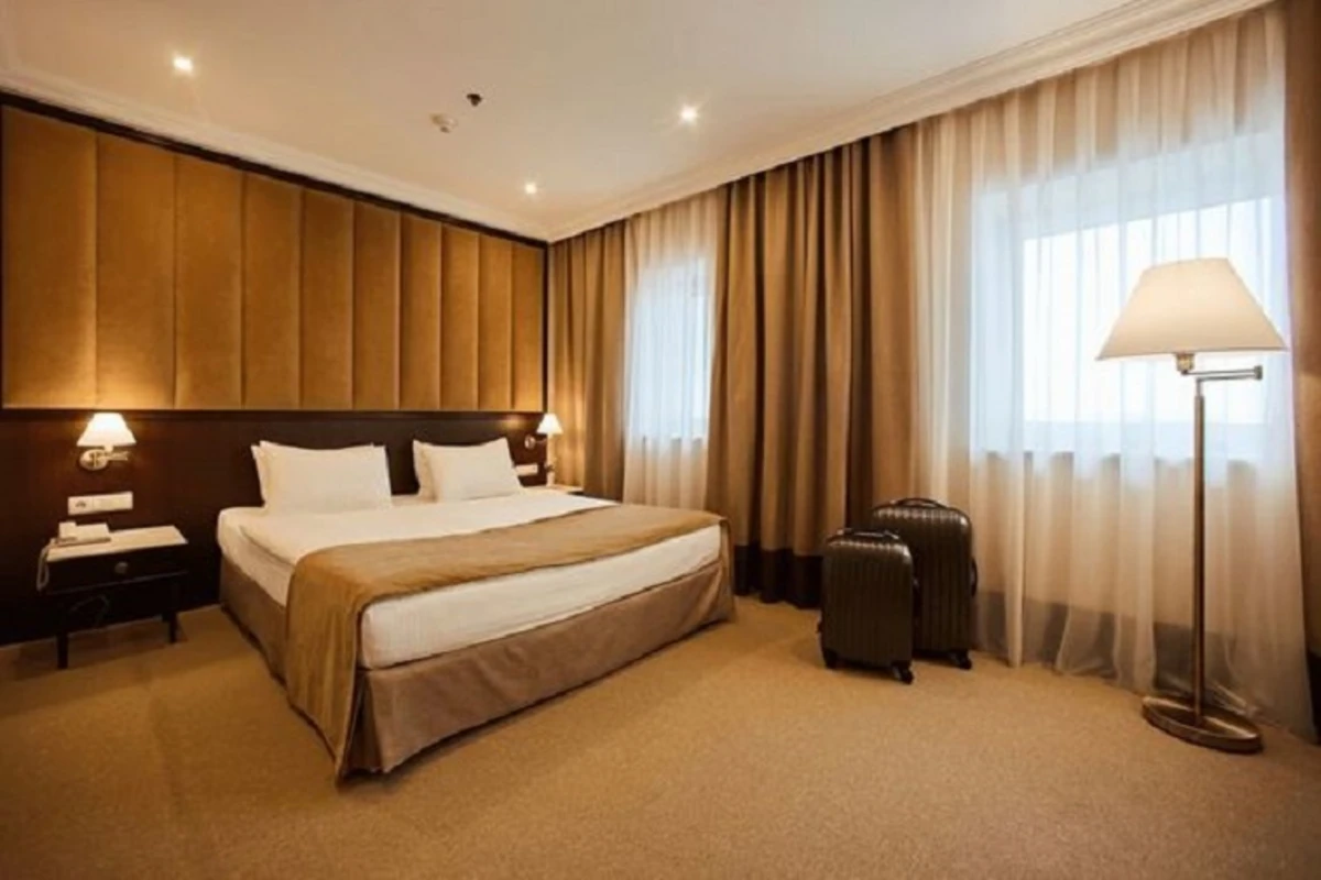 Tanış olduğu xanımla hoteldə gecələdi, menecerin pullarını oğurladı