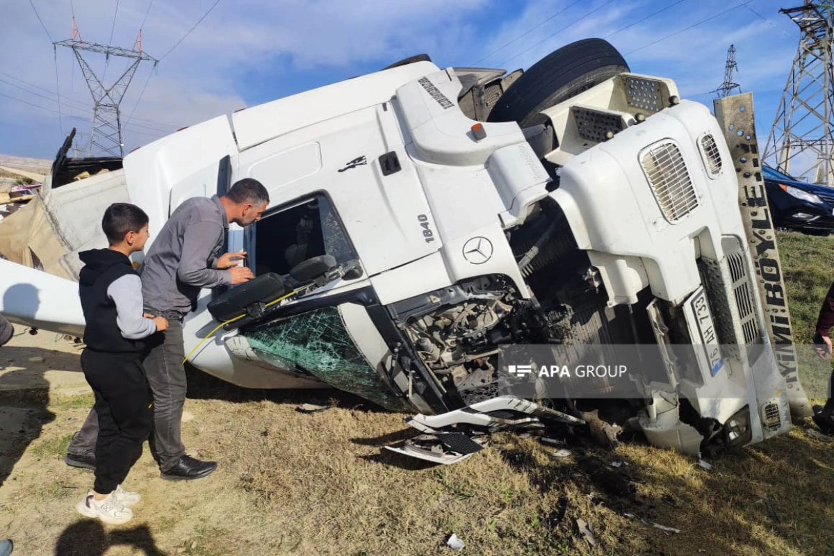 Azərbaycanda Türkiyə vətəndaşının idarə etdiyi TIR aşıb - FOTO