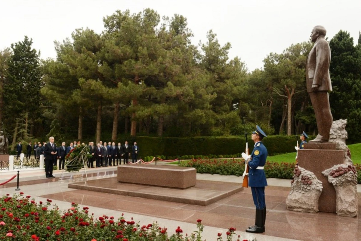 İraq Prezidenti Ulu Öndər Heydər Əliyevin məzarını və Şəhidlər xiyabanını ziyarət edib - FOTO