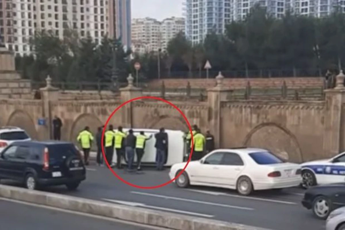 Bakıda avtomobil aşıb: Xəsarət alanlar var - VİDEO