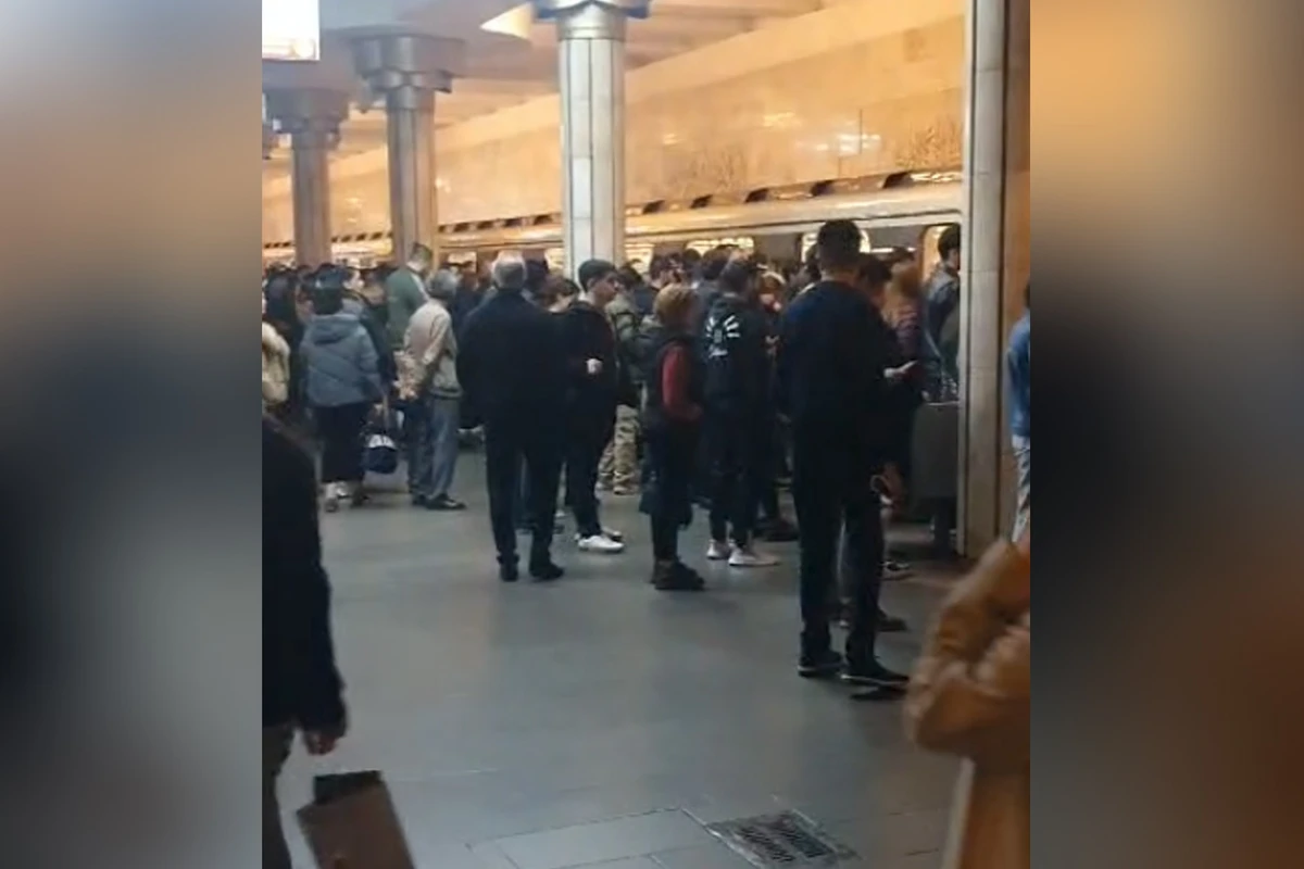 Metronun bu stansiyasında pik vaxtda gecikmə yaşandı - VİDEO - YENİLƏNİB Metronun bu stansiyasında pik vaxtda gecikmə yaşandı - VİDEO - YENİLƏNİB