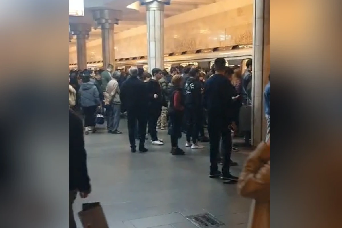 В столичном метро возникла проблема - ВИДЕО