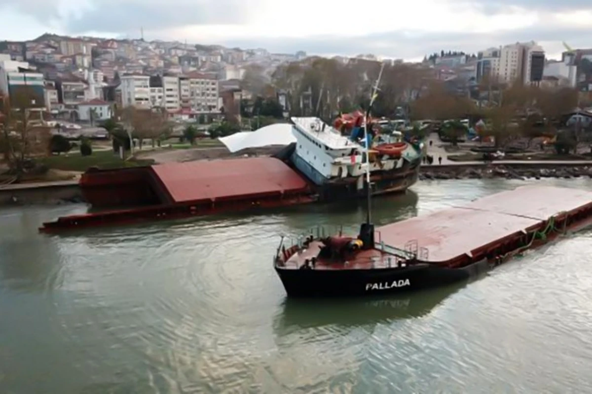Fırtınada 2 yerə bölünən gəmi havadan görüntüləndi - FOTO