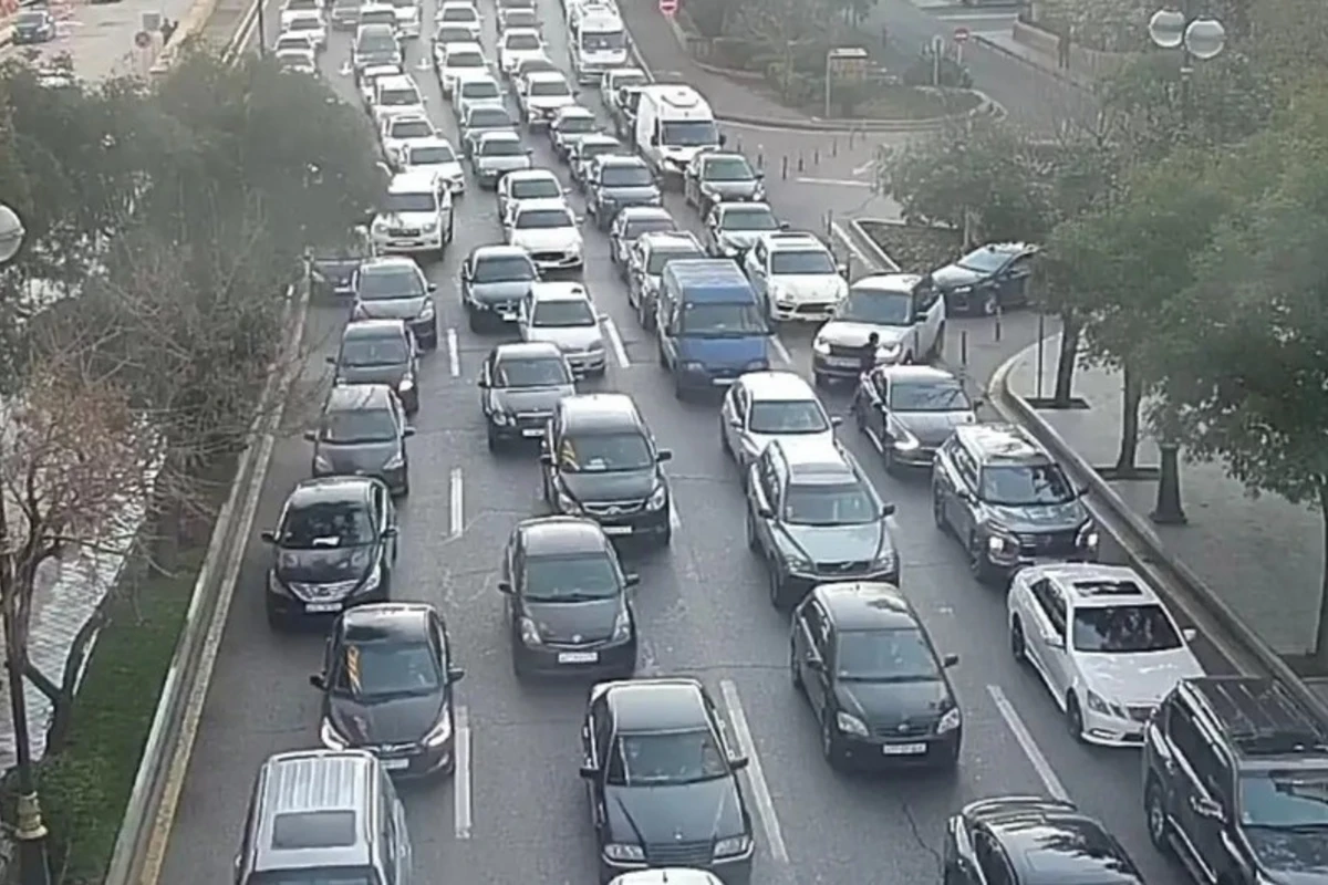 Bakının bəzi yollarında tıxac yaranıb - SİYAHI
