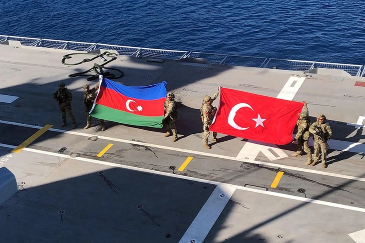 “Doğu Akdeniz-2023”: Xüsusi təyinatlılar Azərbaycan və Türkiyə bayraqları ilə helikopterlərdən gəmiyə eniblər - FOTO/VİDEO