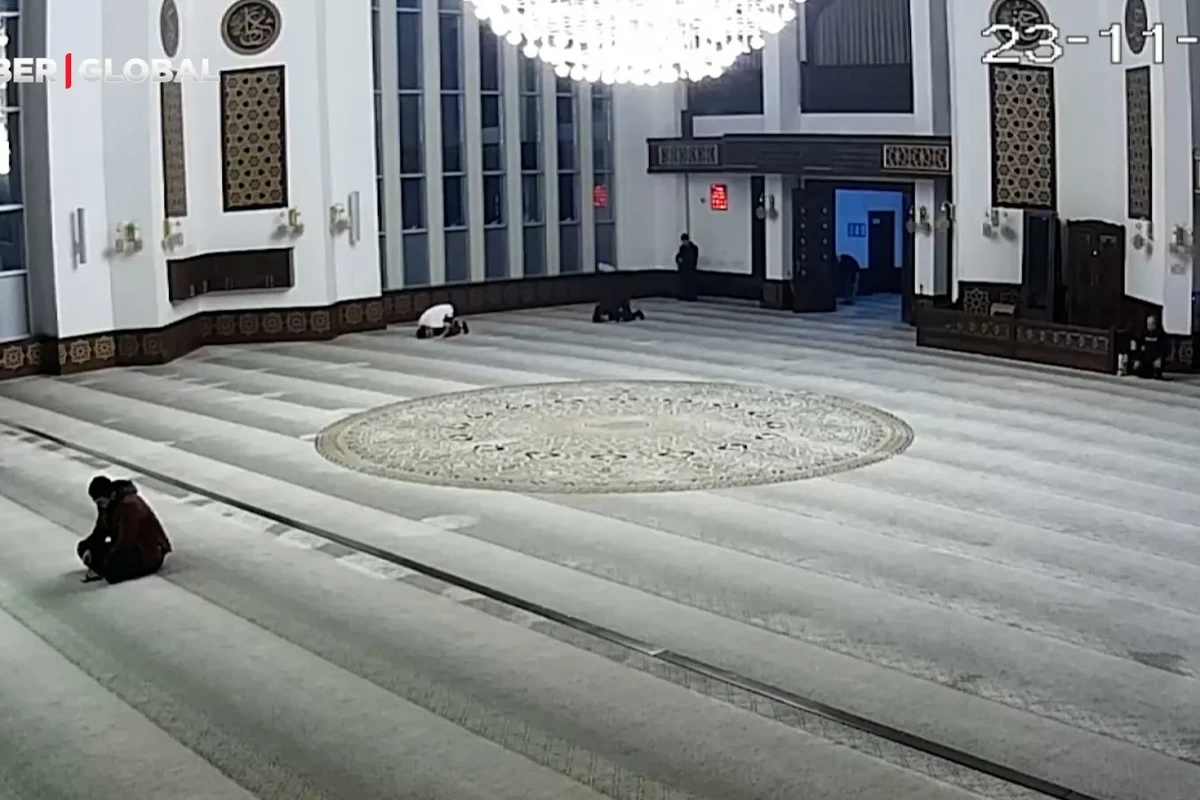 Güclü zəlzələyə məsciddə namaz qılarkən yaxalandılar - VİDEO