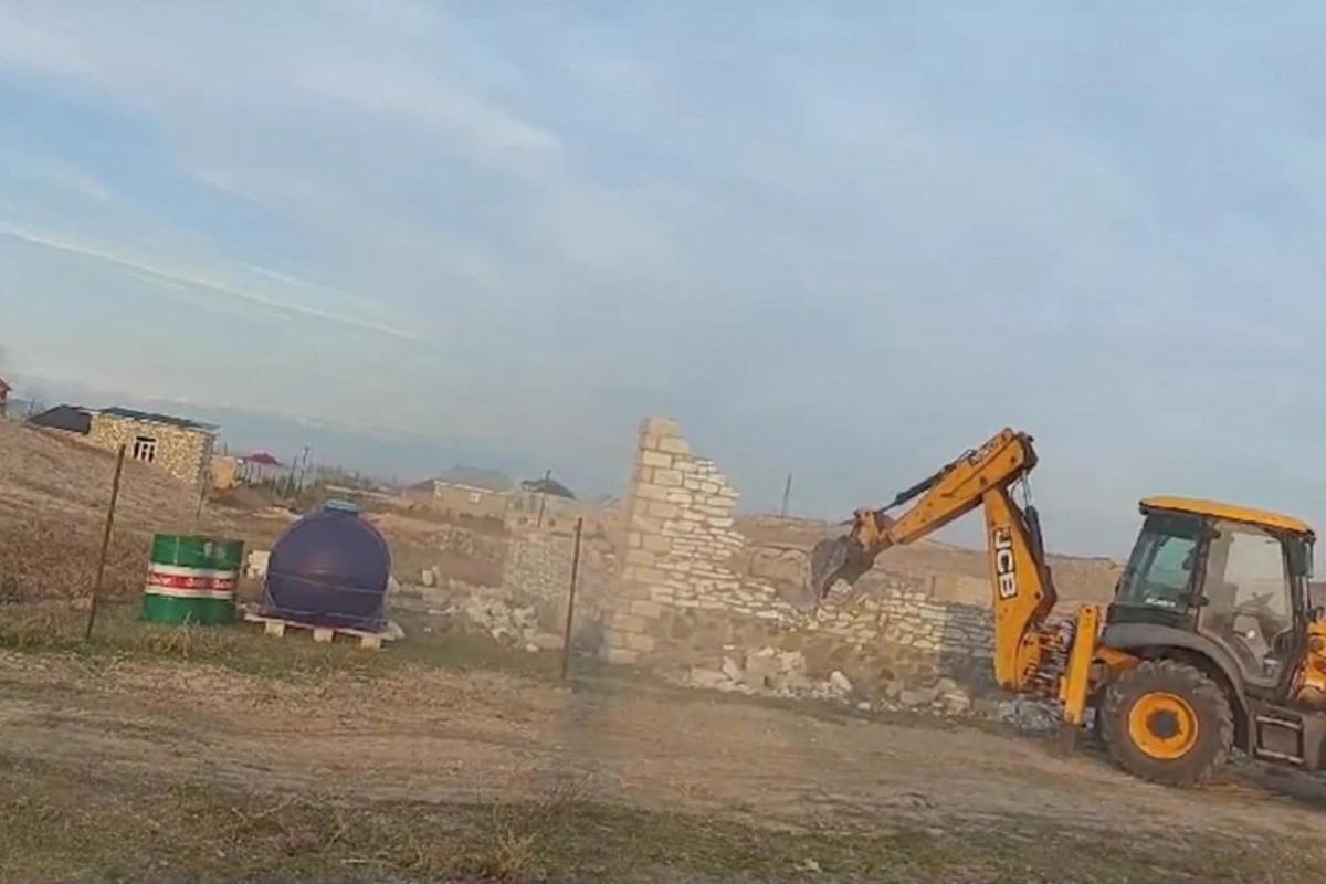 Şəmkirdə qanunsuz tikililər sökülüb - FOTO/VİDEO