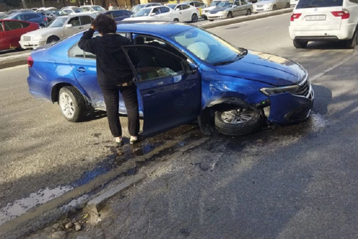 Bakıda qadın sürücü idarəetməni itirdi, maşın işıqfora çırpıldı - FOTO + ANBAAN VİDEO Bakıda qadın sürücü idarəetməni itirdi, maşın işıqfora çırpıldı - FOTO + ANBAAN VİDEO