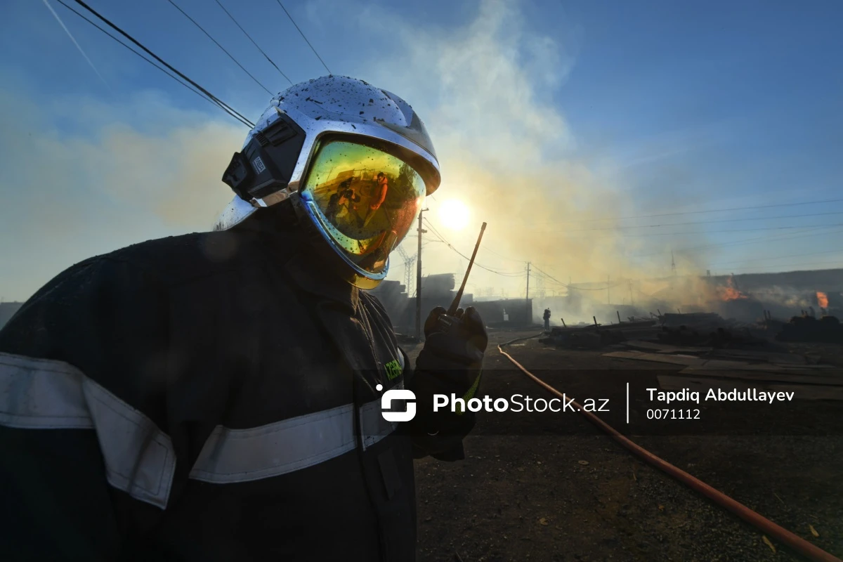В Баку в доме и прилегающем к нему магазине произошел пожар