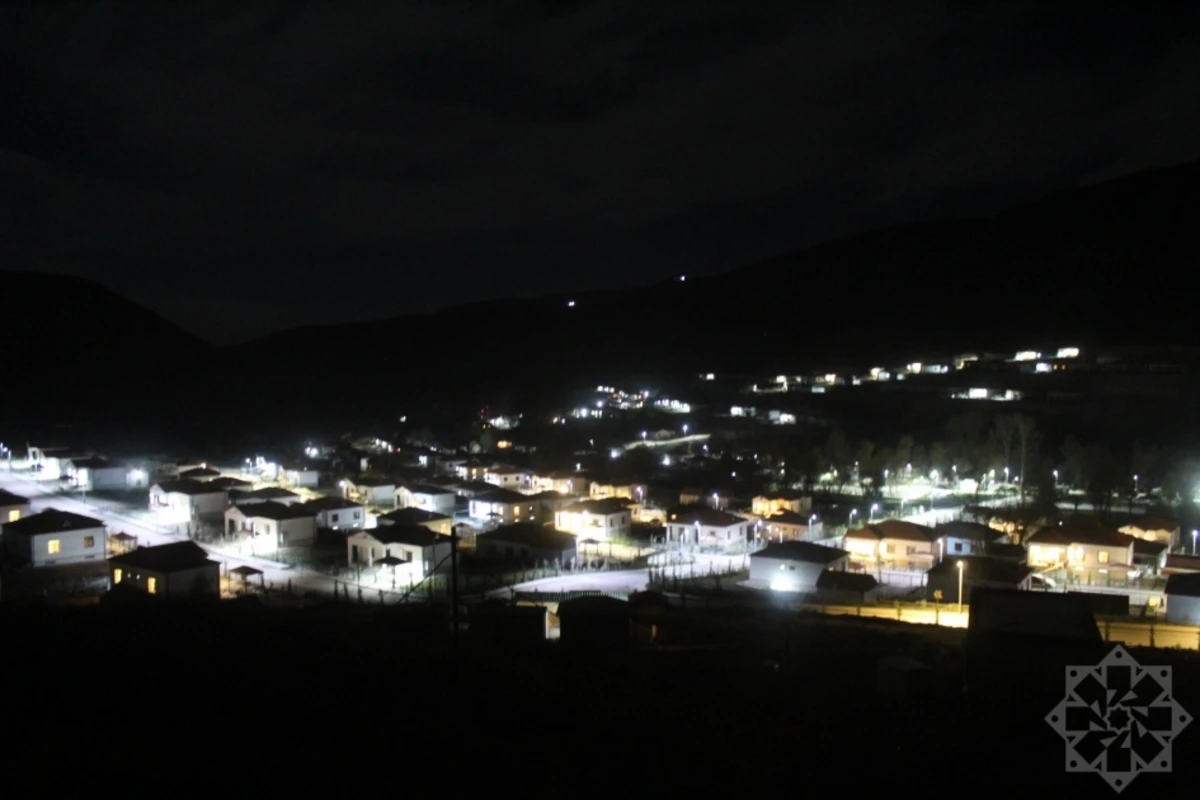 Əsrarəngiz mənzərəsi olan Zabux kəndi gecələr al-əlvan işıqları ilə diqqət çəkir - FOTO
