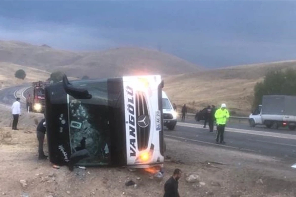 Sivasda TIR avtobusla toqquşdu, ölən və yaralananlar var - FOTO