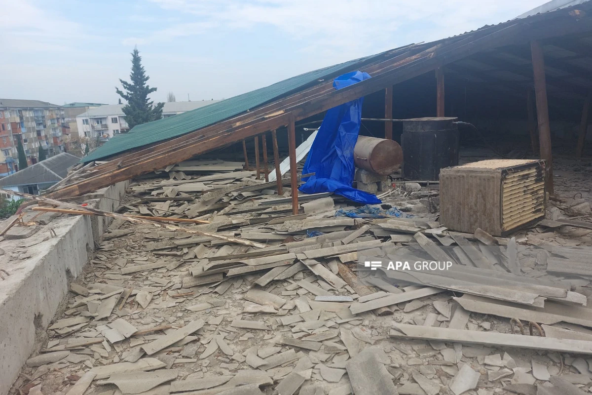 Güclü külək Astarada binanın dam örtüyünü uçurub, digər fəsadlar törədib - FOTO