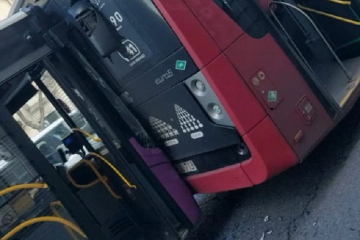 Bakıda sərnişin avtobusları toqquşdu - FOTO
