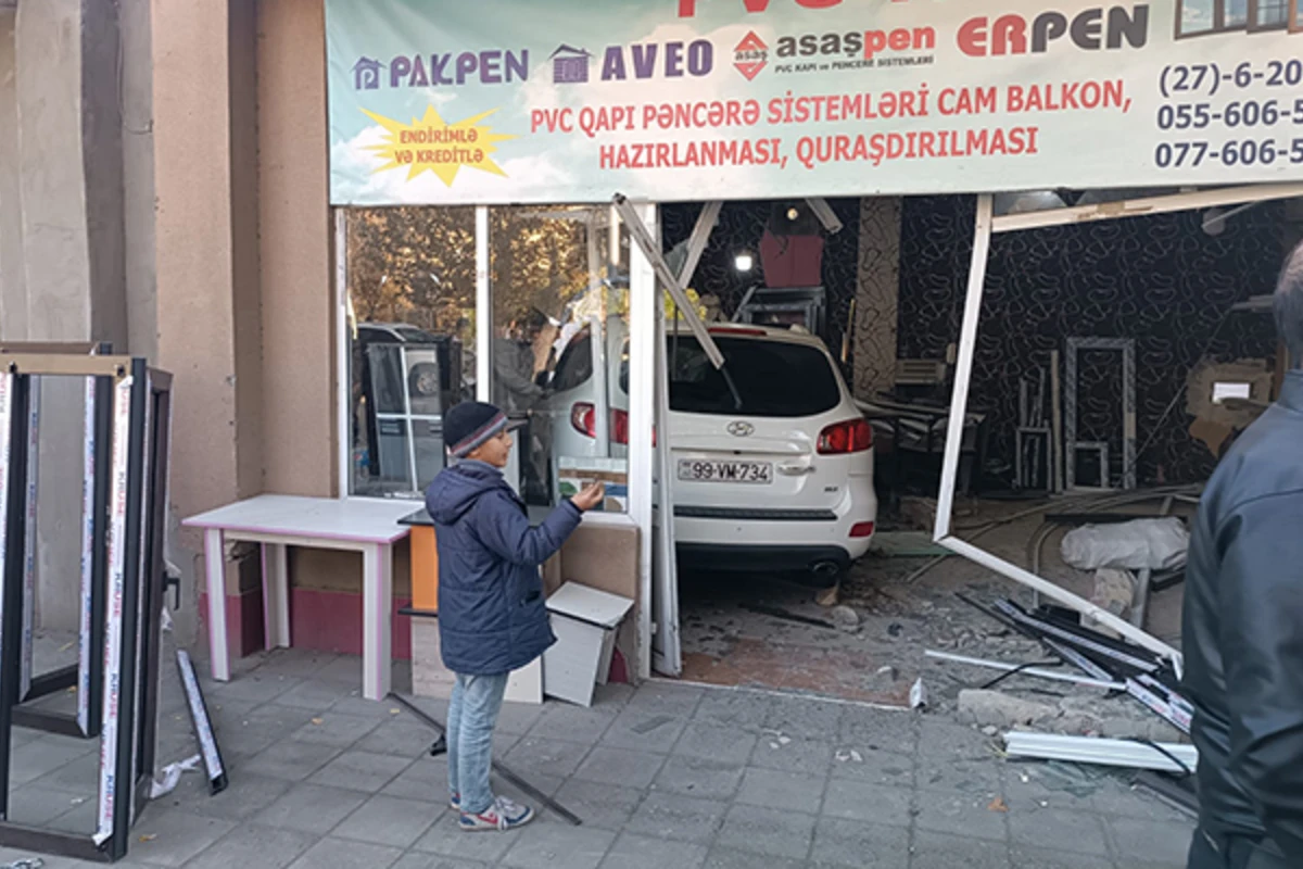Qəzaya düşən maşın mağazaya girdi - FOTO