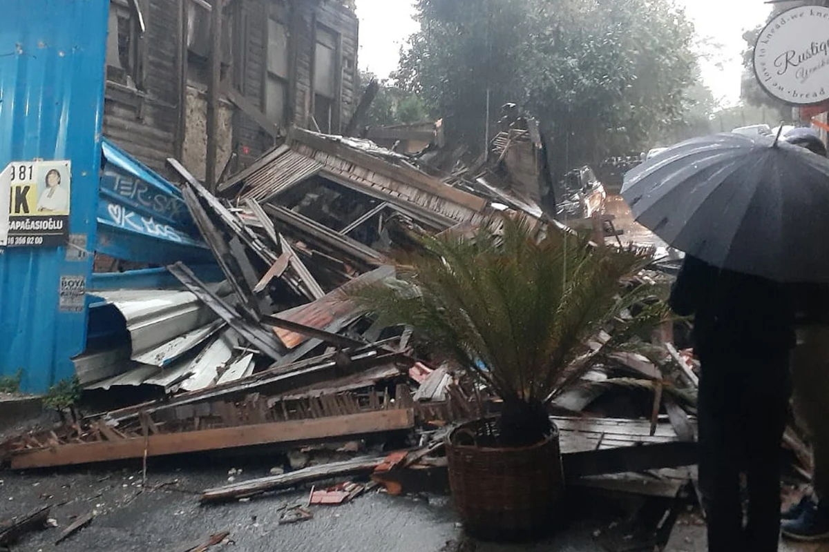 İstanbulda bina uçub