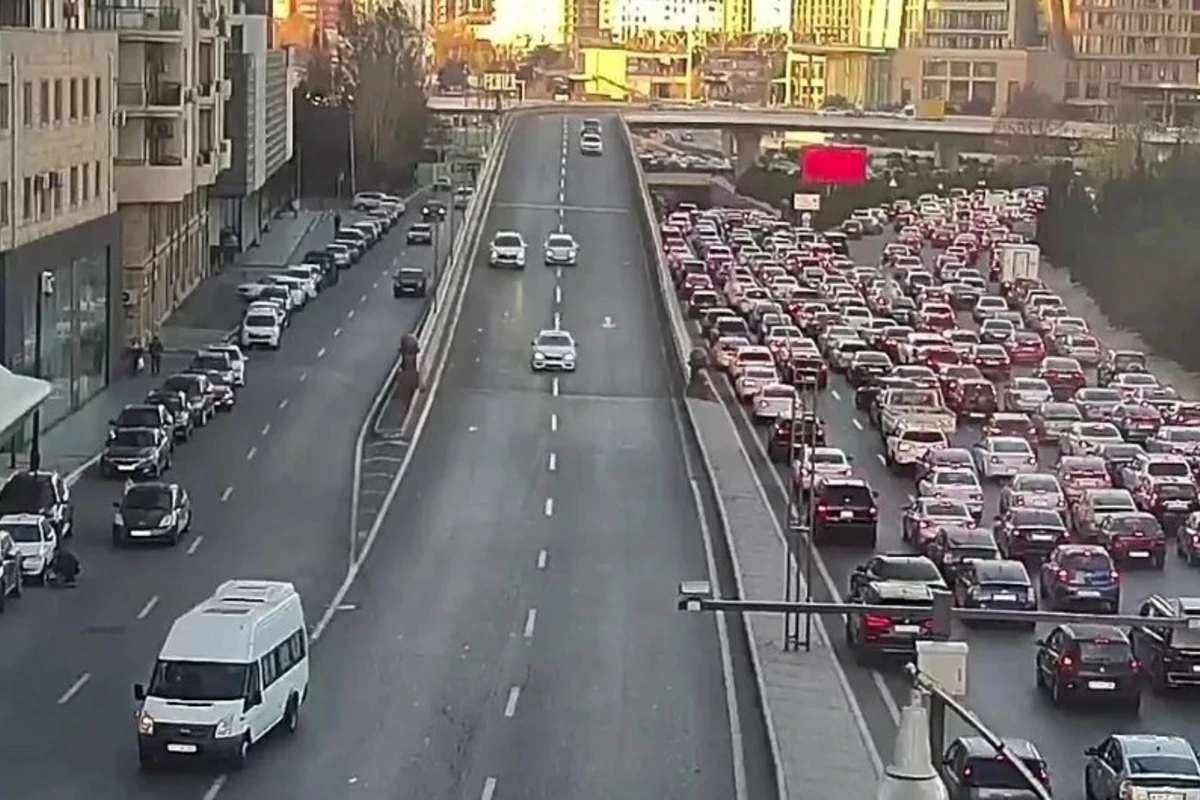 Bakının bir sıra küçə və prospektlərində tıxac yaranıb - SİYAHI