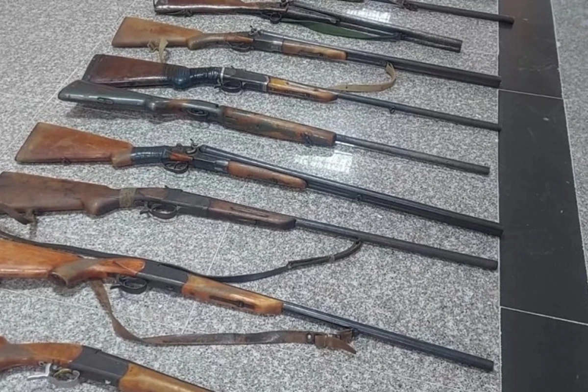 Gəncədə vətəndaşlar qanunsuz saxlanılan silahlarını polisə könüllü təhvil verib