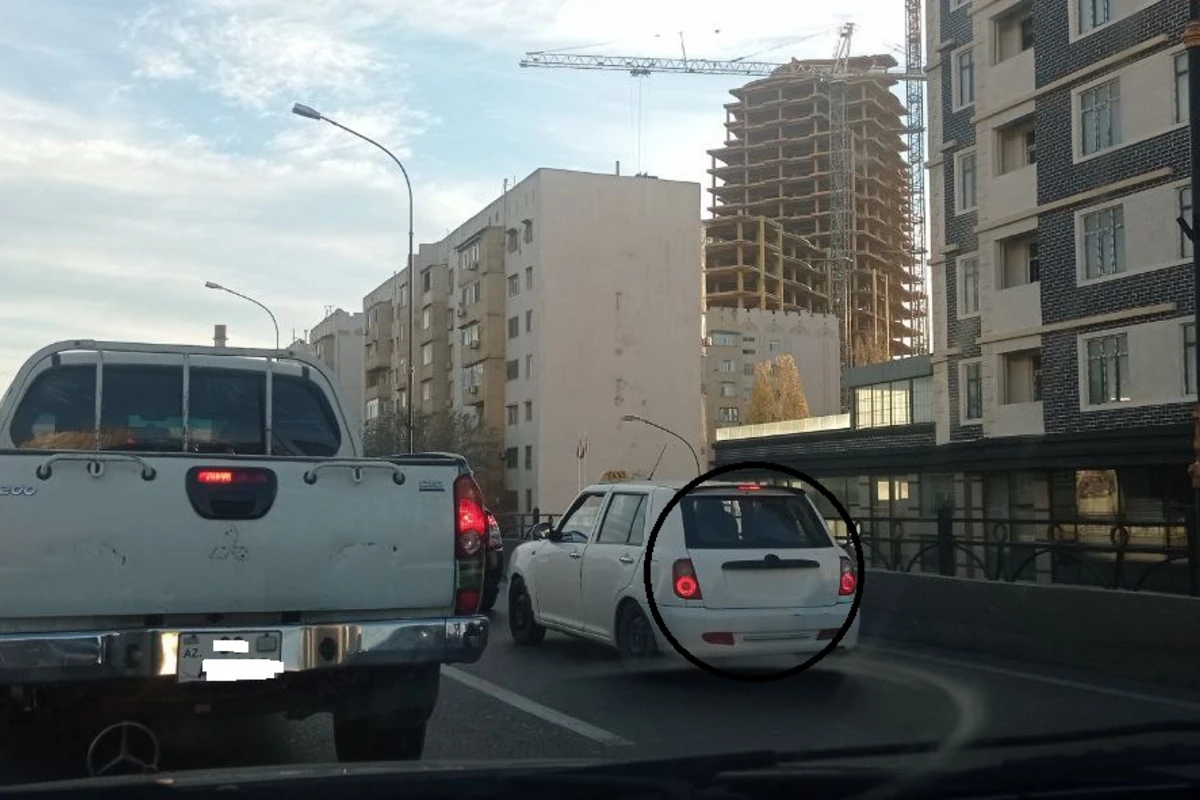 Taksi kimi fəaliyyət göstərən “NAZ Lifan”ın sürücüsü maşını nömrəsiz sürdü