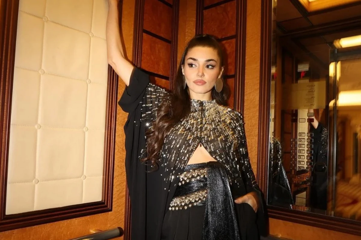 Hande Erçelin Səudiyyə Ərəbistanındakı qapalı geyimi çox bəyənildi - FOTOLAR