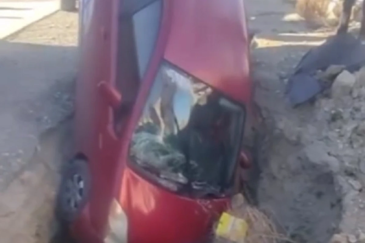 Автомобиль Toyota Prius упал в яму: машина получила серьезные повреждения - ВИДЕО