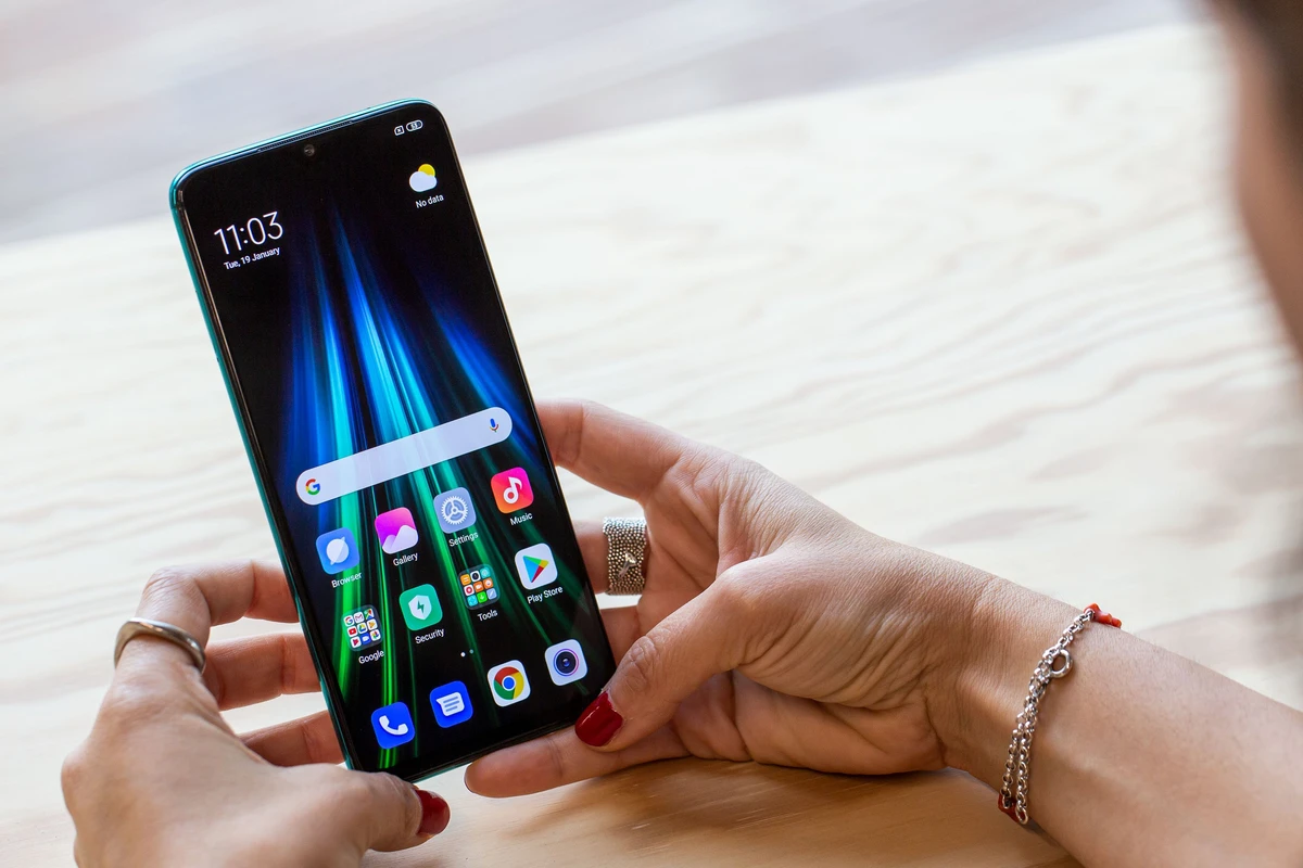 Smartfon işlədənlərin NƏZƏRİNƏ - Bu halda sağlamlığınız üçün TƏHLÜKƏ YARANIR - FOTO