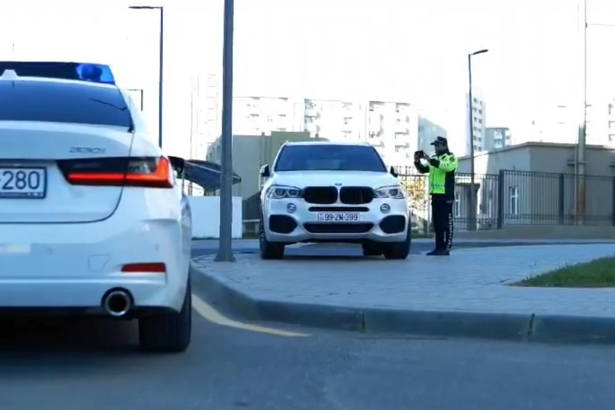 Дорожная полиция оштрафовала водителей, припарковавших автомобили на тротуарах - ВИДЕО