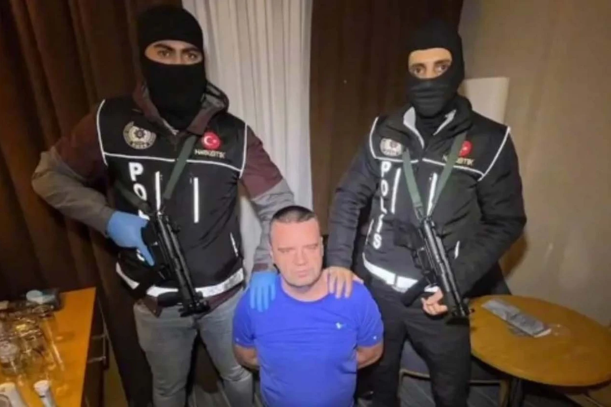 İnterpolun qırmızı bülletenlə axtarışa verdiyi narkobaron İstanbulda ƏLƏ KEÇDİ - VİDEO İnterpolun qırmızı bülletenlə axtarışa verdiyi narkobaron İstanbulda ƏLƏ KEÇDİ - VİDEO