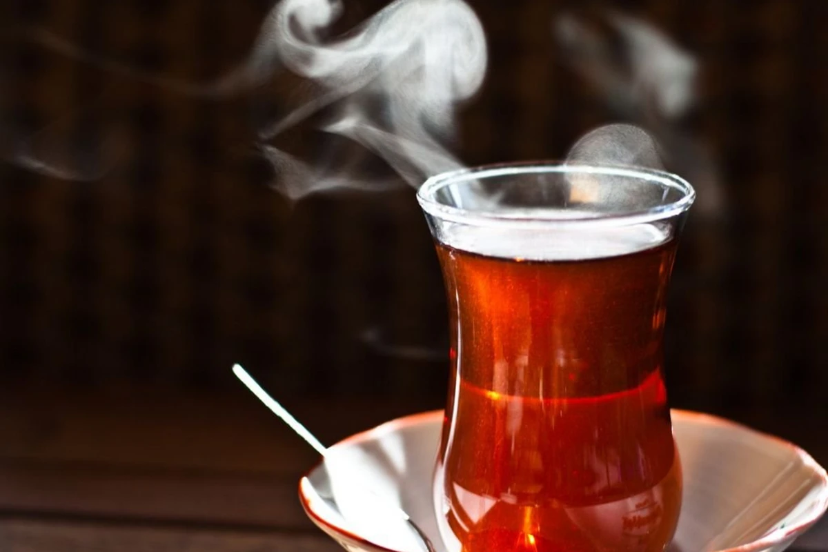 Kişi çay içdiyi yerdə öldü