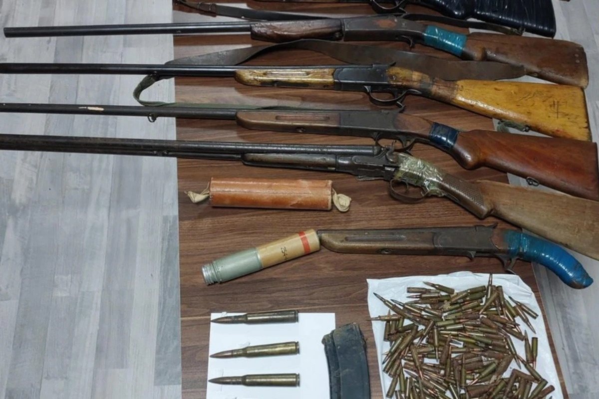 Ağsuda xeyli sayda silah-sursat aşkar edilib, 6 odlu silah isə könüllü təhvil verilib - FOTO Ağsuda xeyli sayda silah-sursat aşkar edilib, 6 odlu silah isə könüllü təhvil verilib - FOTO