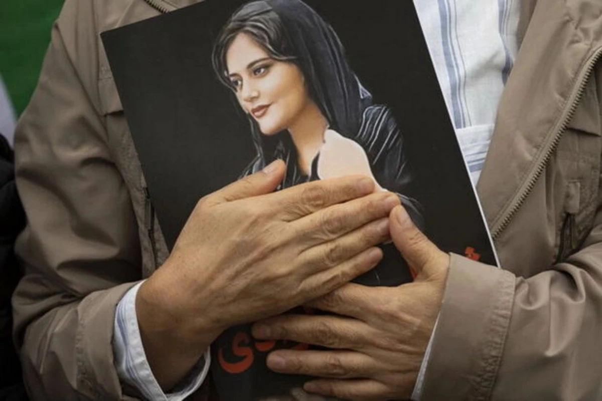 Məhsa Əmininin ailəsinin ölkədən çıxışına qadağa qoyuldu - FOTO