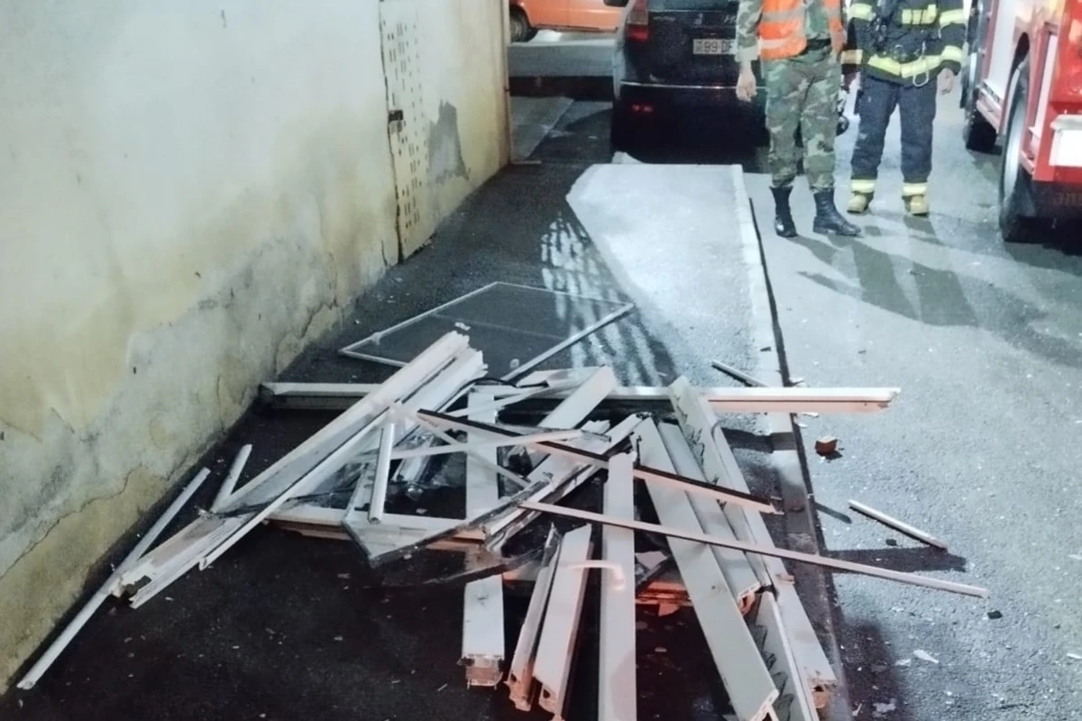 В поселке Джейранбатан произошел взрыв в жилом доме, есть пострадавшие - ФОТО В поселке Джейранбатан произошел взрыв в жилом доме, есть пострадавшие - ФОТО