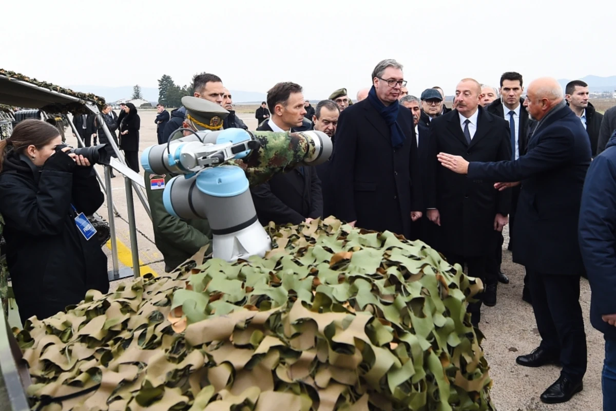 Президенты Ильхам Алиев и Александар Вучич осмотрели военную технику и оборудование - ФОТО Президенты Ильхам Алиев и Александар Вучич осмотрели военную технику и оборудование - ФОТО