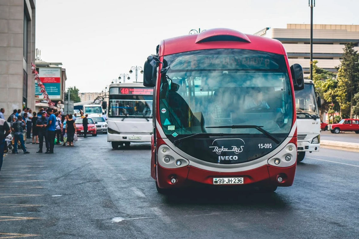 Sərnişinləri yolda qoyub avtobusu tərk edən sürücü işdən çıxarıldı