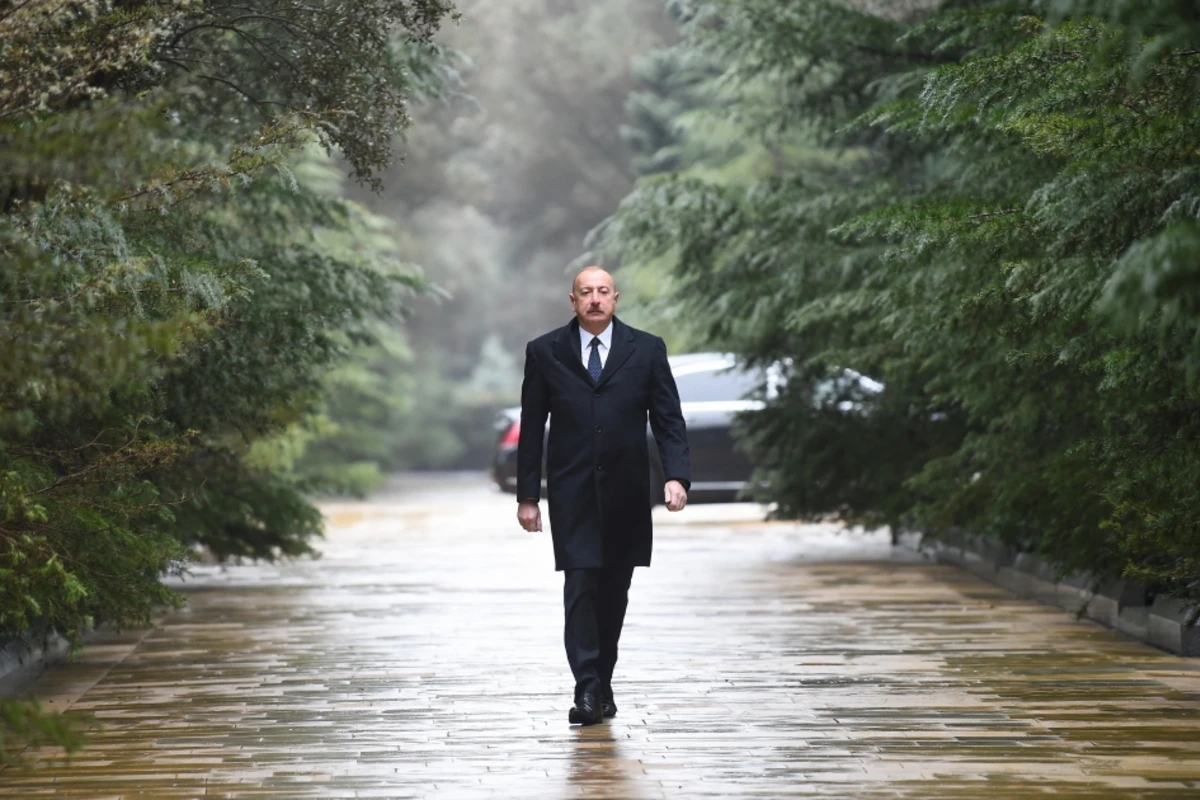 Президент Ильхам Алиев посетил могилу общенационального лидера Гейдара Алиева - ФОТО/ВИДЕО