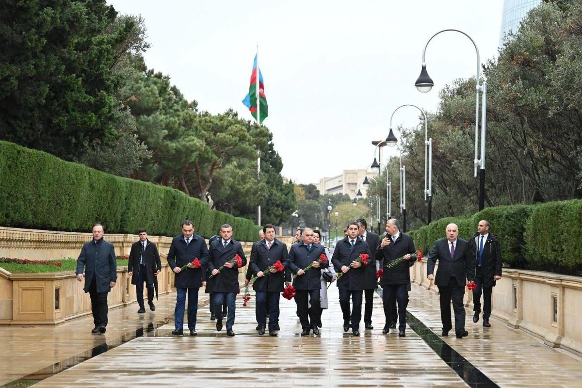 Gürcüstan parlamentinin sədri Ulu Öndərin məzarını ziyarət edib - FOTO