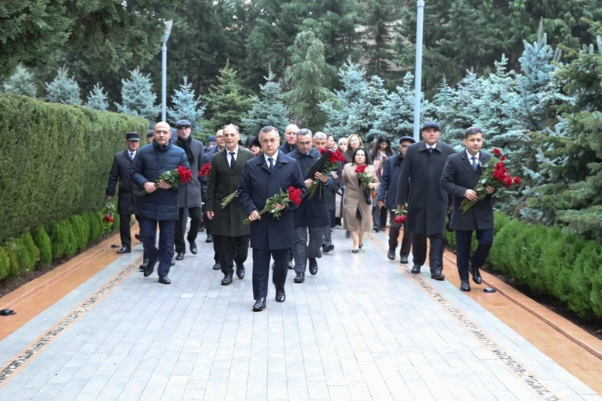 Səhiyyə Nazirliyinin rəhbər şəxsləri Heydər Əliyevin məzarını ziyarət ediblər - FOTO