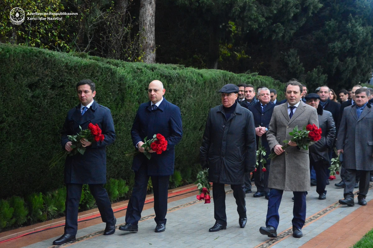 XİN-in rəhbər heyəti Fəxri xiyabanı ziyarət edib - FOTO