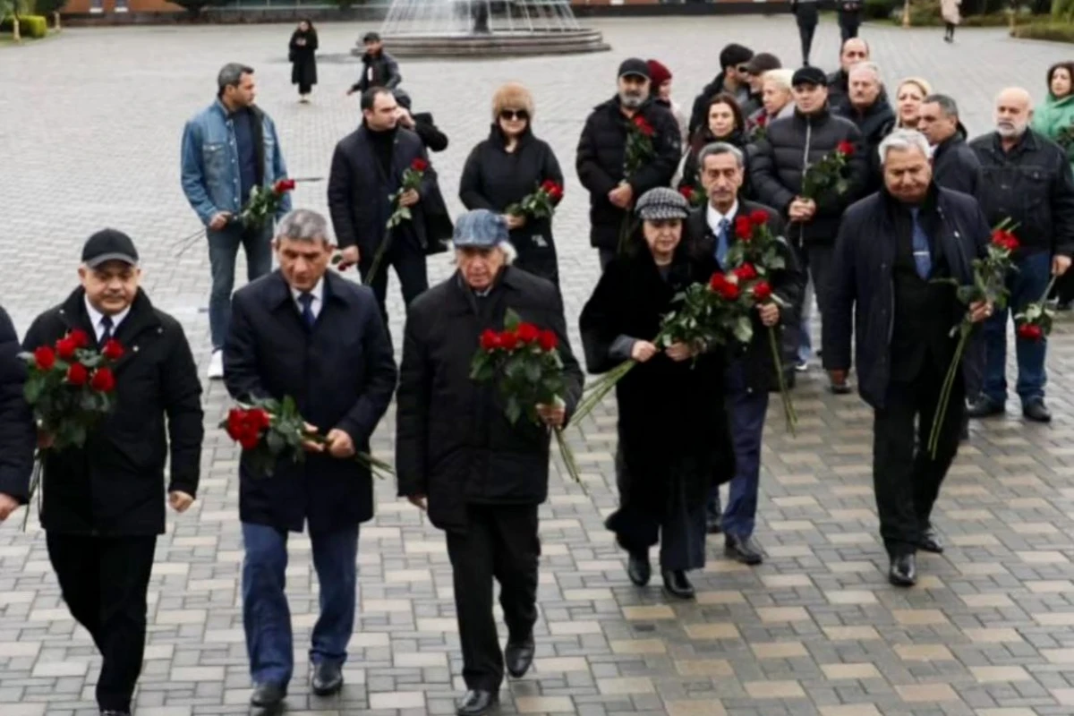 Məşhurlar Lənkəranda ulu öndərin abidəsini ziyarət etdilər - FOTO