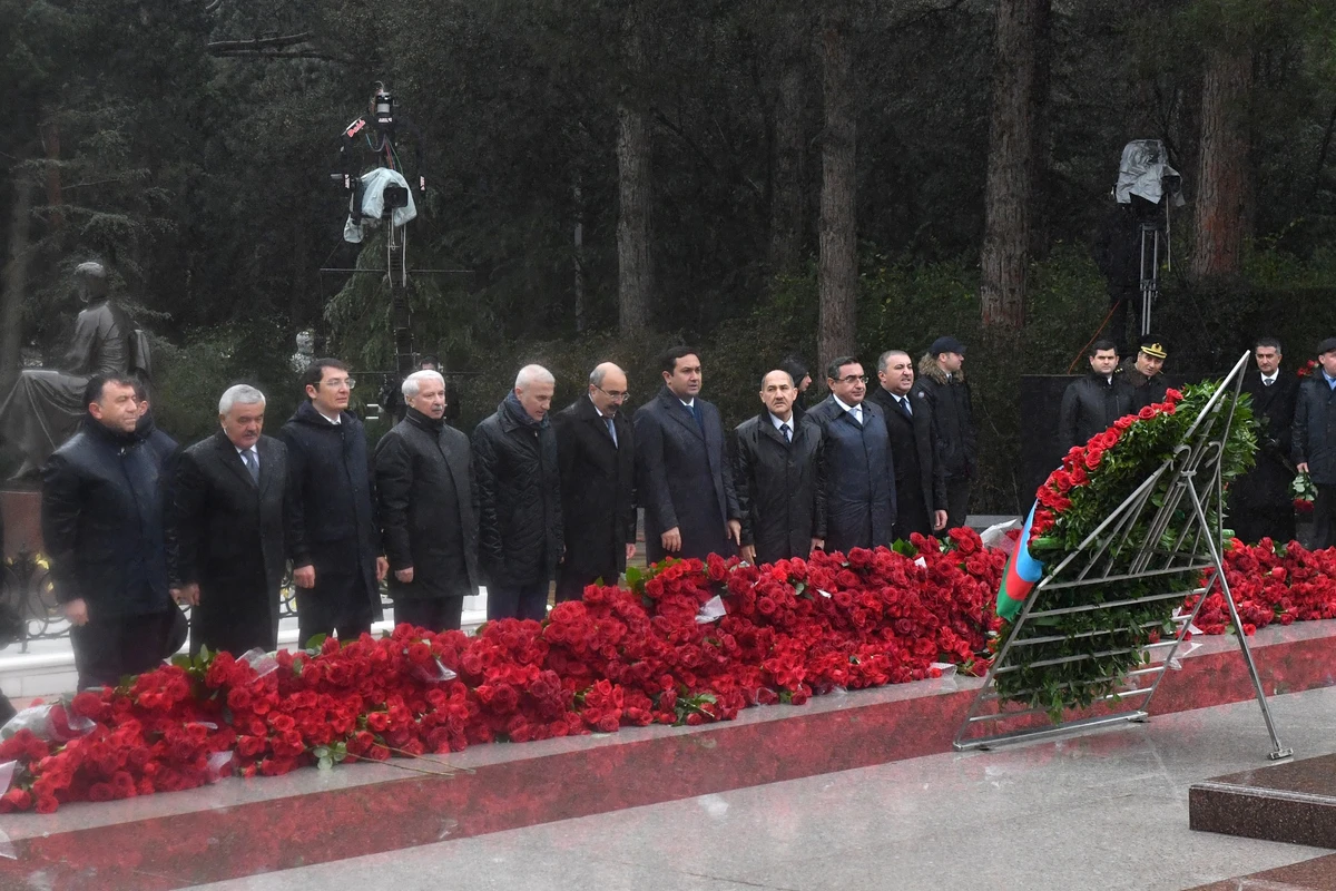 İqtisadiyyat Nazirliyinin kollektivi Heydər Əliyevin məzarını ziyarət edib - FOTO