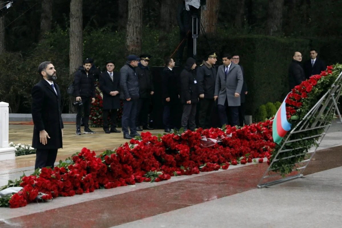 SOCAR-ın kollektivi Ulu Öndər Heydər Əliyevin məzarını ziyarət edib - FOTO